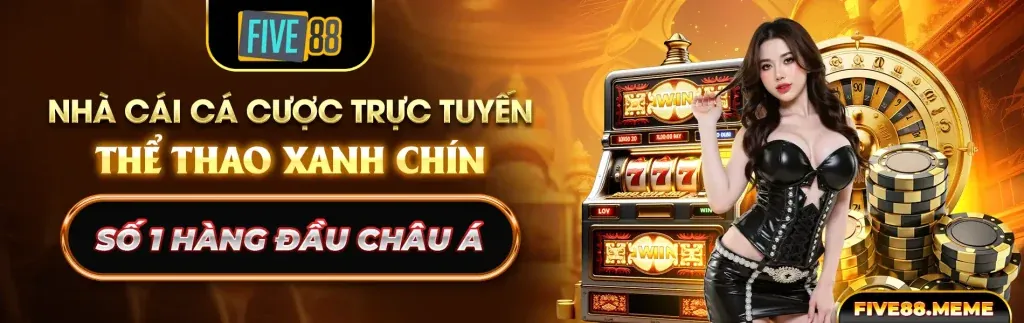 Người hâm mộ bóng đá ăn mừng chiến thắng với logo okking999