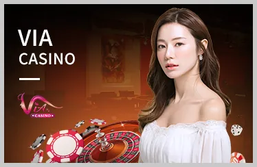 Dealer trực tuyến đang chia bài Baccarat tại okking999